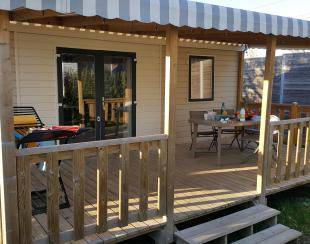 Grande terrasse lumineuse mobil home 8 personnes camping sur bretagne