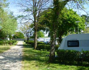 Emplacement camping-car-arboré